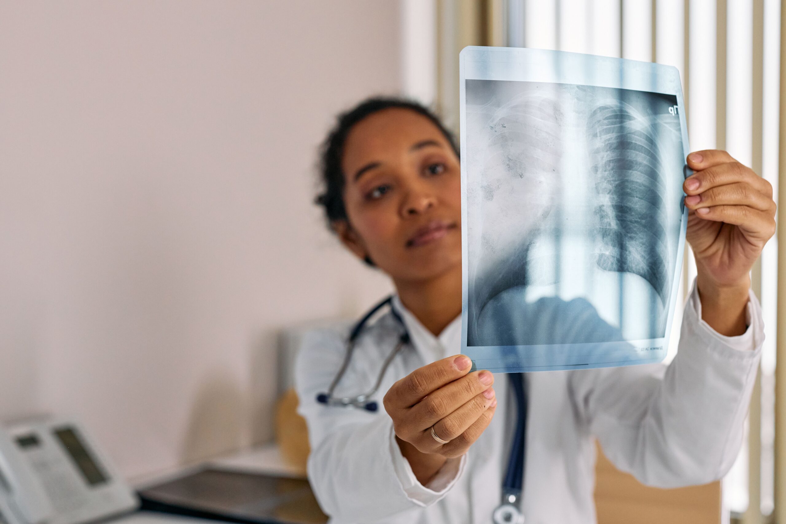 Pneumonia avança no frio e lota hospitais; vacina existe, mas doença ainda ameaça crianças e idosos