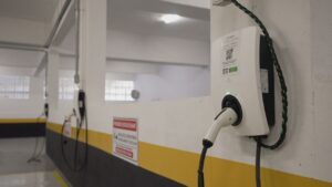 Carro elétrico em condomínio: quem deve pagar pelos carregadores?