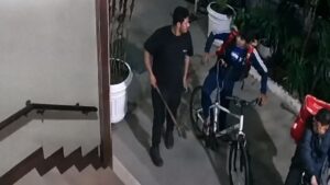 Investigado por envolvimento na morte de homem apontado injustamente como ladrão de bicicleta em Copacabana se entrega