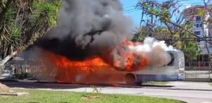 Ônibus pega fogo e interdita avenida em Petrópolis Ônibus pega fogo e interdita avenida em Petrópolis