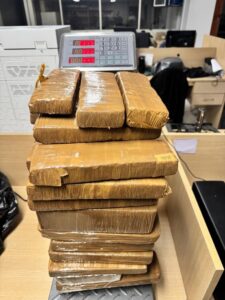 Polícia Federal intercepta transporte de 30 kg de maconha do Complexo da Maré para Macaé – Clique Diário