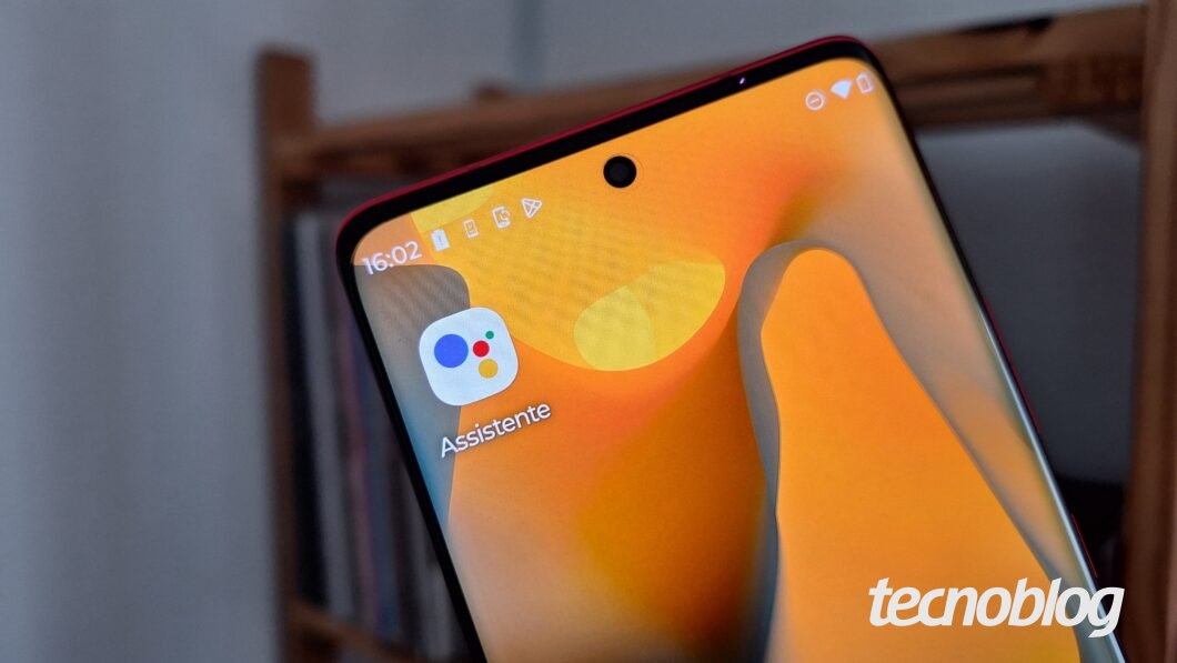 Imagem de um celular com aplicativo Google Assistente