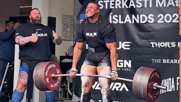 Hafþór faz sinal positivo enquanto Bitelo ergue a barra que o levou aos 420 kg e à maior marca de sua carreira. por (Foto: Divulgação/redes sociais)
