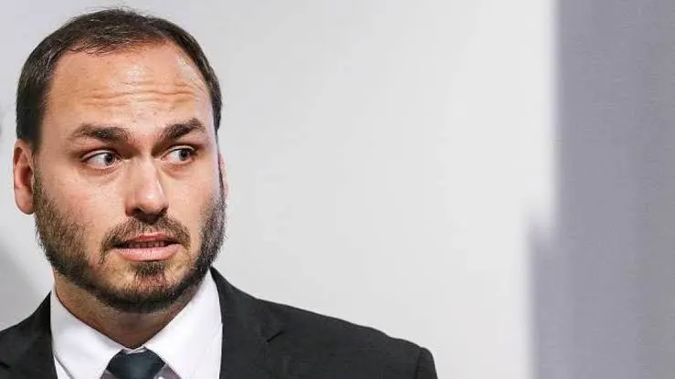 MP do Rio processa ex-assessores de Carlos Bolsonaro por suposto esquema de “rachadinha” e cobra ressarcimento de quase R$ 2 milhões MP do Rio processa ex-assessores de Carlos Bolsonaro por suposto esquema de “rachadinha” e cobra ressarcimento de quase R$ 2 milhões