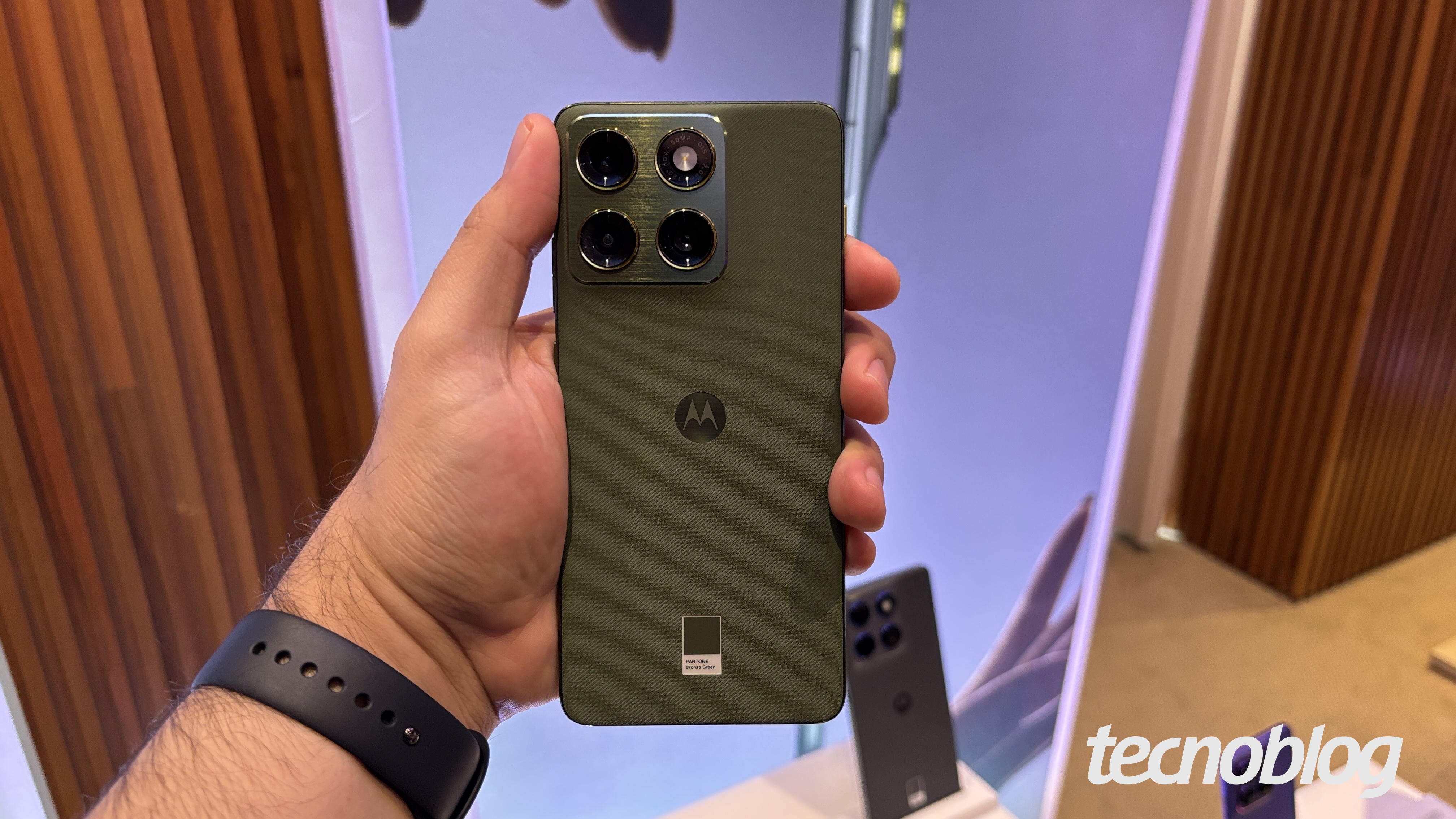 Smartphone Motorola na mão, mostrando a parte traseira com módulo de câmeras e logotipo Motorola