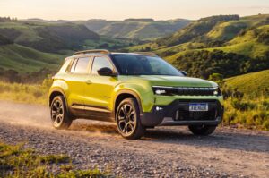 Jeep Avenger chega por R$ 114.990 e aposta em tecnologia híbrida leve
