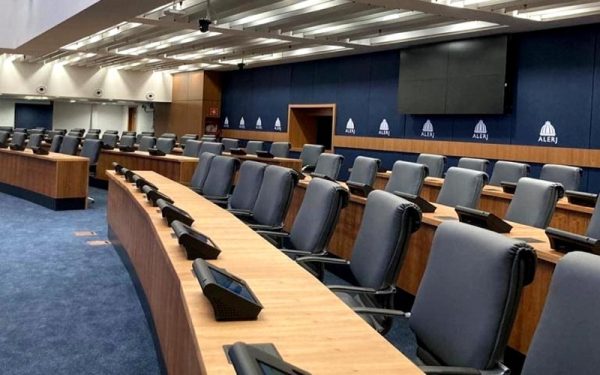 Polícia investiga fraude em concurso público da Alerj após candidato ser flagrado com ponto eletrônico