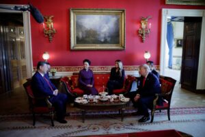Trump recebe Xi Jinping na Casa Branca para cerimônia do chá Trump recebe Xi Jinping na Casa Branca para cerimônia do chá