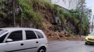 Deslizamento interdita faixa de rua em Cascadura, na Zona Norte do Rio
