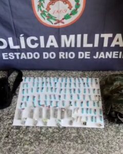 Três homens fogem pulando muros após avistarem PM em Cabo Frio; mochila com drogas e R$ 1,5 mil é apreendida – Clique Diário Três homens fogem pulando muros após avistarem PM em Cabo Frio; mochila com drogas e R$ 1,5 mil é apreendida – Clique Diário