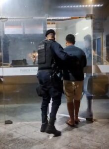 Vídeo mostra marido de Gabrielle algemado ao chegar à delegacia após ela se jogar do 2º andar em Rio das Ostras – Clique Diário Vídeo mostra marido de Gabrielle algemado ao chegar à delegacia após ela se jogar do 2º andar em Rio das Ostras – Clique Diário