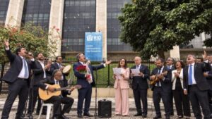 prefeito sanciona lei que cria Dia do Karaokê; oposição promete reagir fazendo uma serenata na porta da prefeitura