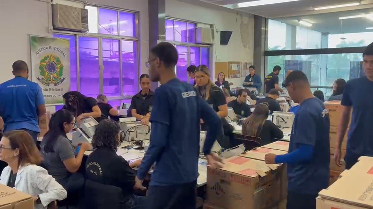 Urnas eletrônicas passam por preparação antes das eleições em Campos Urnas eletrônicas passam por preparação antes das eleições em Campos