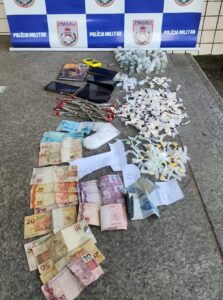 PM cerca casa e prende suspeito com drogas em Paty do Alferes PM cerca casa e prende suspeito com drogas em Paty do Alferes