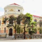 Auditorias do governo apontam que escolas do estado receberam R$ 1,6 bilhão para obras sem licitação, com indícios de fraude e formação de cartel 