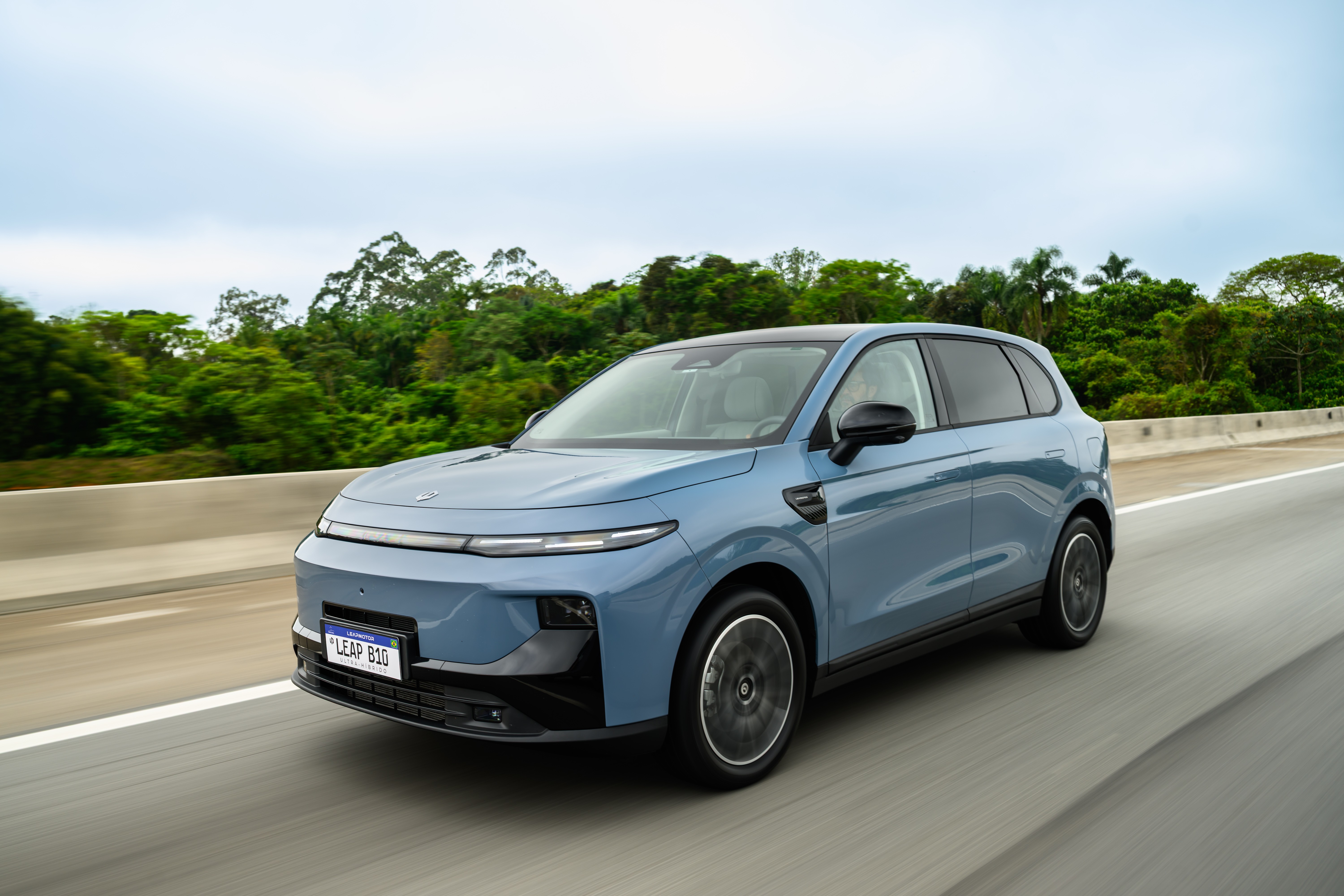 Leapmotor B10 ganha versão híbrida 'às avessas' por R$ 179.990; entenda como funciona