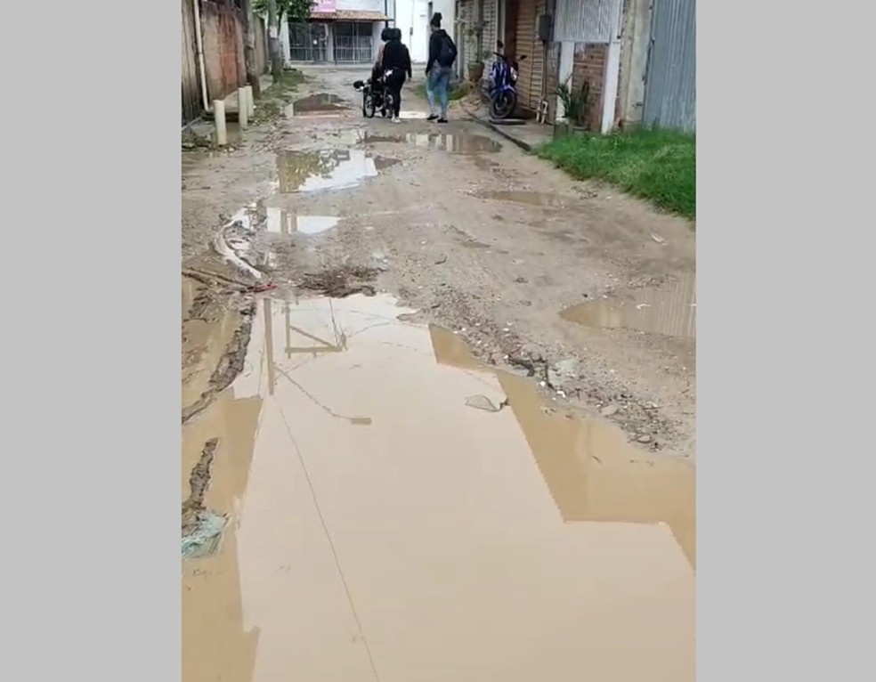 Moradores alertam para riscos de acidentes em rua próxima à hospital em Cabo Frio Moradores alertam para riscos de acidentes em rua próxima à hospital em Cabo Frio