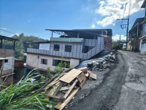 Muro caido há oito meses interdita passagem de veículos pesados no RJ