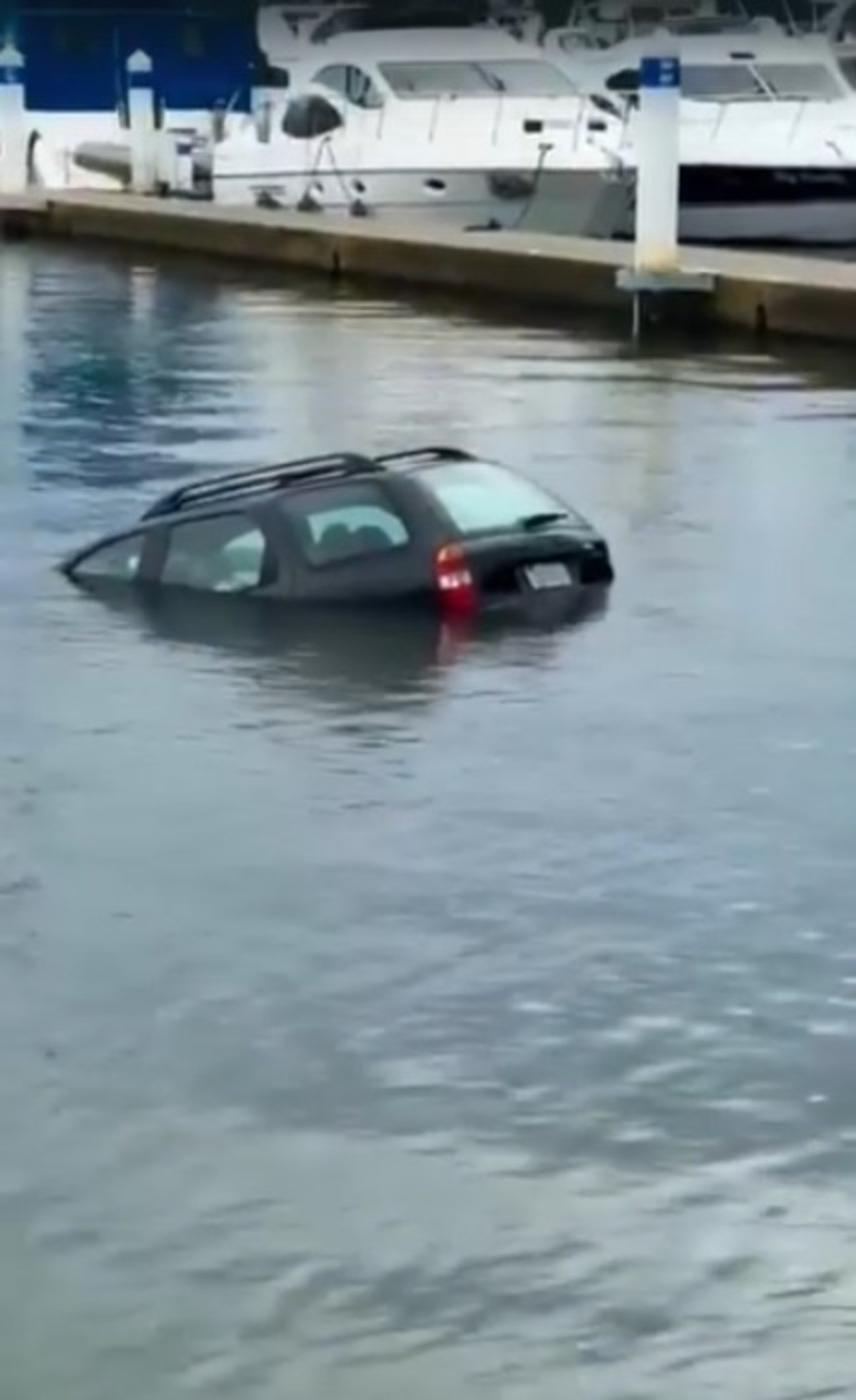 VÍDEO: Carro cai no mar na Praia da Ribeira, em Angra dos Reis