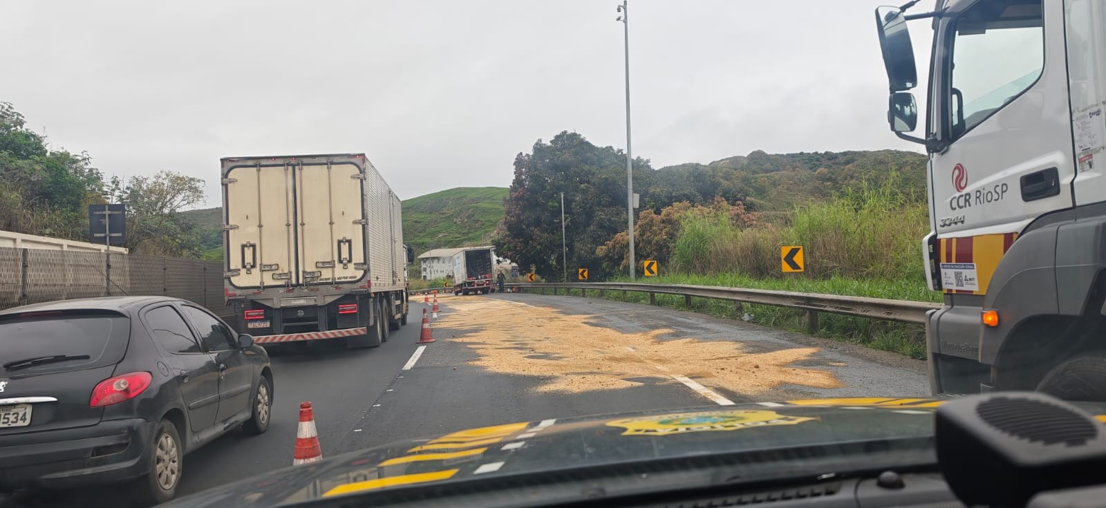 Carga de óleo lubrificante cai de caminhão, encharca pista e interdita trecho da Via Dutra, em Barra Mansa