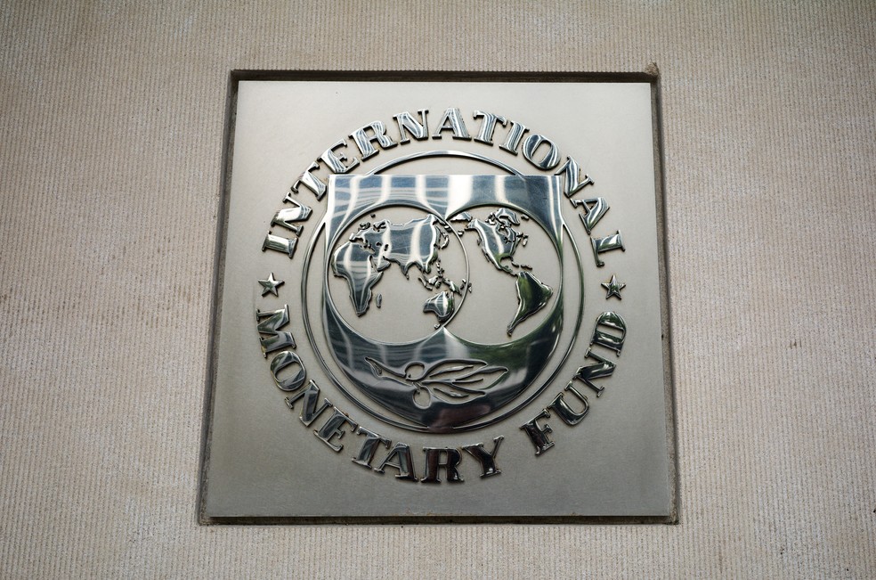 Selo do Fundo Monetário Internacional (FMI) é visto do lado de fora de sua sede em Washington, DC — Foto: Mandel Ngan/AFP