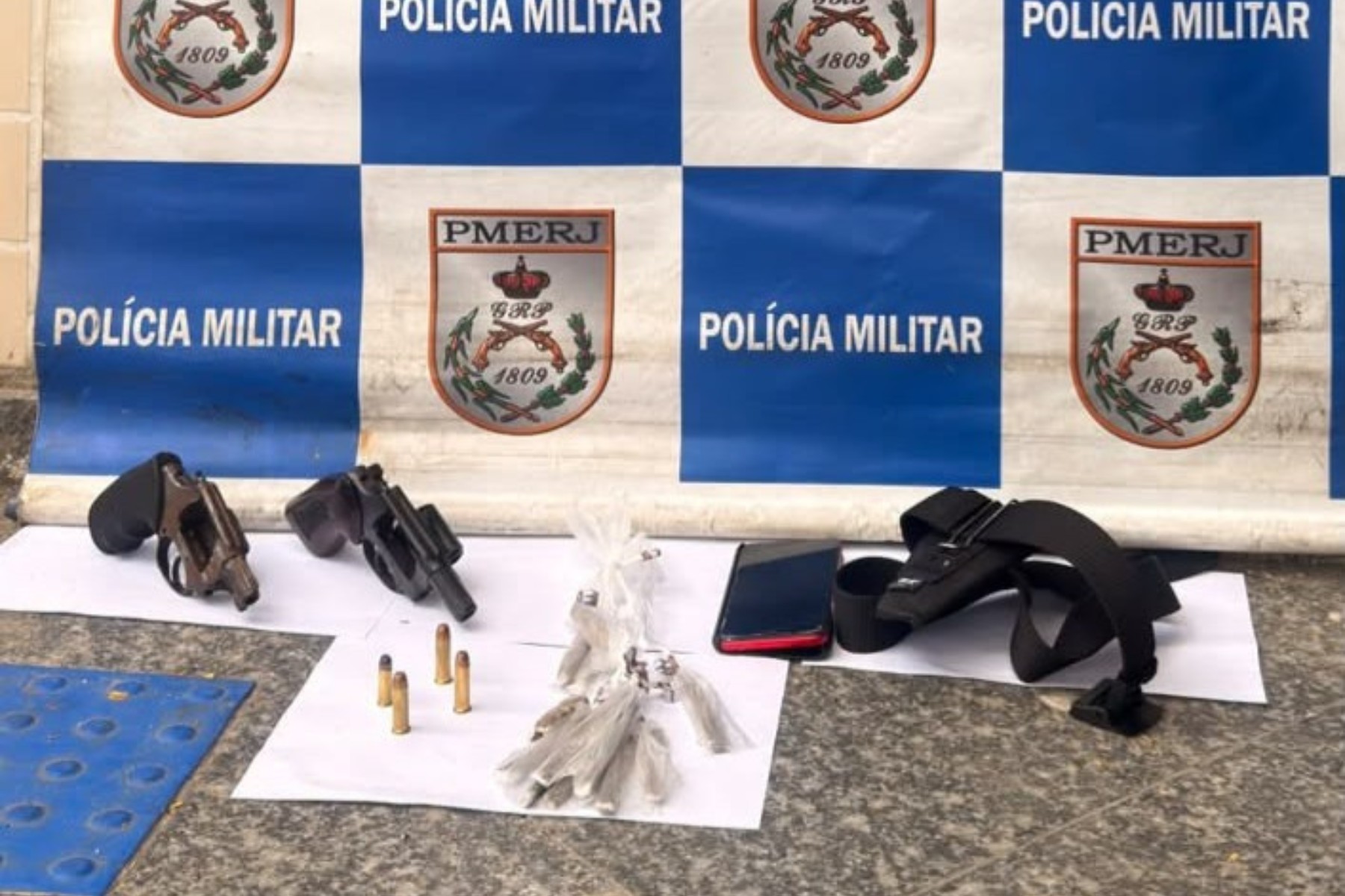 Homem é flagrado com dois revólveres no Itajurú, em Cabo Frio
