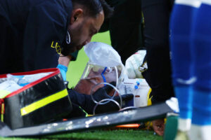 Dibu Martínez, do Chelsea, sofre choque de cabeça e deixa campo em maca – 17/10/2026 – Esporte