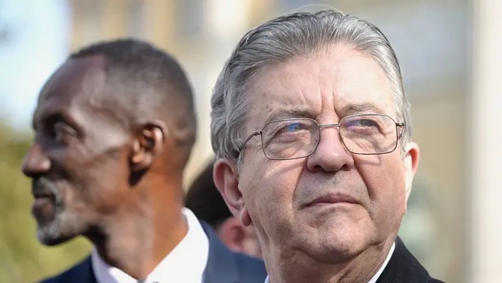 Bally Bagayoko (à esquerda) e o candidato presidencial Jean-Luc Mélenchon manifestaram apoio ao direito dos estudantes de protestar — Foto: Getty Images