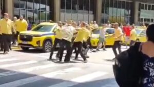 Taxistas e motoristas de aplicativo brigam no Galeão por disputa de ponto