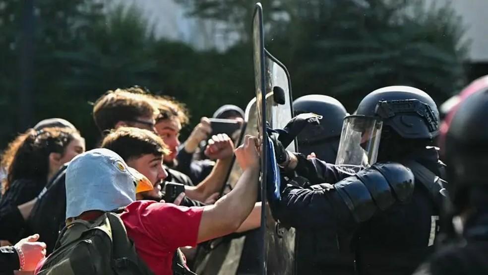 Por que a nova onda de protestos estudantis assusta o governo francês Por que a nova onda de protestos estudantis assusta o governo francês