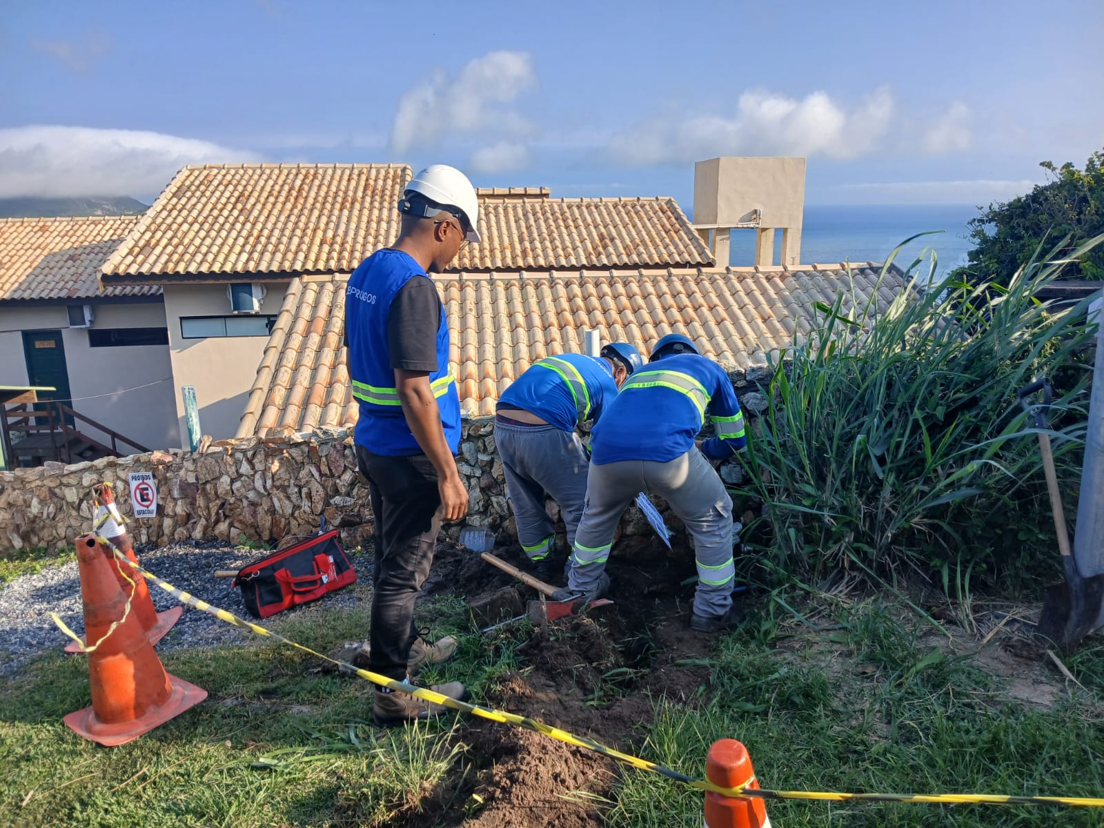 Fiscalização em grandes clientes chega a Arraial do Cabo e identifica ligação clandestina em pousada