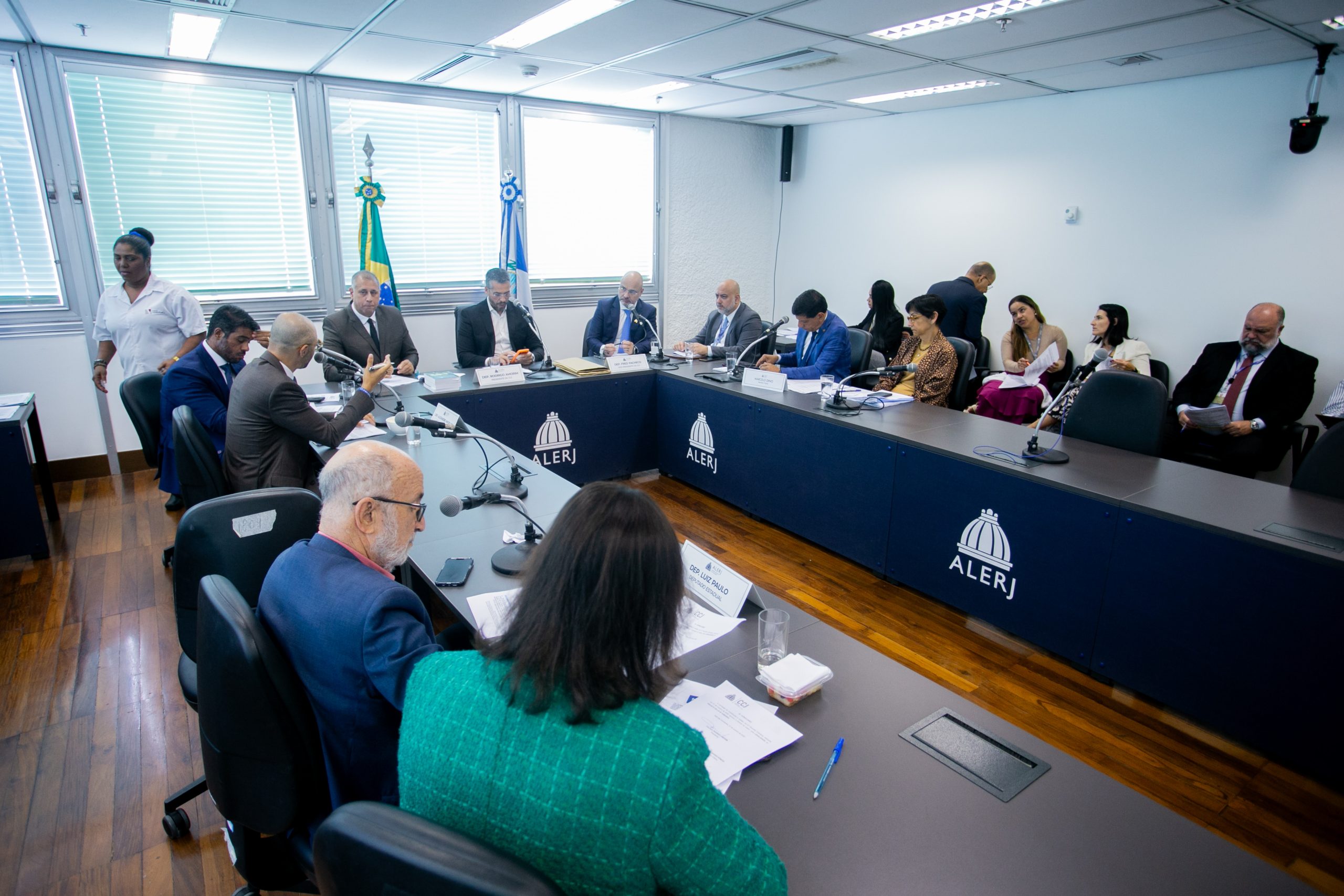 Ala do PL avança com projeto para classificar facções como terroristas no Rio