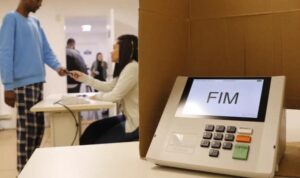 TRE-RJ muda 72 locais de votação por causa da violência e afeta mais de 200 mil eleitores em 20 cidades do estado TRE-RJ muda 72 locais de votação por causa da violência e afeta mais de 200 mil eleitores em 20 cidades do estado