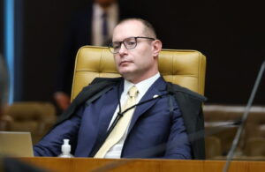 Cristiano Zanin prorroga votação em duas horas em todo o Brasil; eleitores vão poder ir às urnas até às 19h Cristiano Zanin prorroga votação em duas horas em todo o Brasil; eleitores vão poder ir às urnas até às 19h