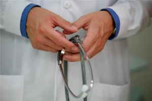 ‘OAB da Medicina’: Congresso aprova lei que prevê obrigatoriedade de prova para médicos