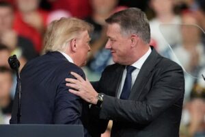 Presidente da Audi é acusado de violar regras ao aparecer com Trump