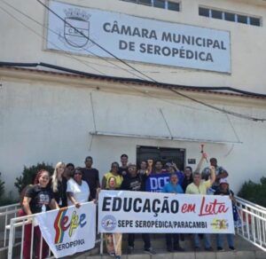 Sindicato da educação de Seropédica vai à Justiça por salários atrasados; categoria também cobra calendário de pagamentos, 13° e retroativos Sindicato da educação de Seropédica vai à Justiça por salários atrasados; categoria também cobra calendário de pagamentos, 13° e retroativos