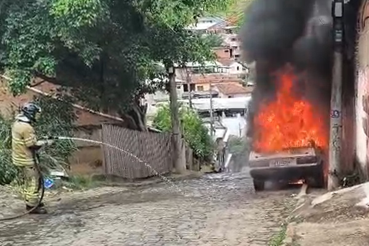 Carro pega fogo em rua de Bom Jesus do Itabapoana; ninguém fica ferido