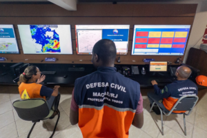 Defesa Civil e Bombeiros monitoram chuvas e emitem alertas no RJ Defesa Civil e Bombeiros monitoram chuvas e emitem alertas no RJ