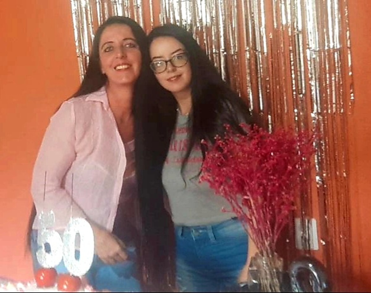 Filha luta por vaga para salvar mãe com tumor grave em Teresópolis: 'Está na UPA, paralisada, gemendo de dor e os medicamentos não fazem efeito' Filha luta por vaga para salvar mãe com tumor grave em Teresópolis: 'Está na UPA, paralisada, gemendo de dor e os medicamentos não fazem efeito'