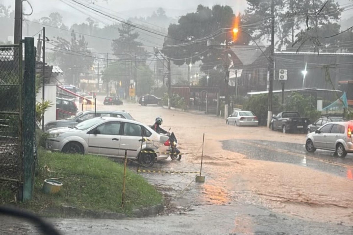 Chuva forte provoca alagamentos em ruas de Nogueira e Itaipava, em Petrópolis Chuva forte provoca alagamentos em ruas de Nogueira e Itaipava, em Petrópolis