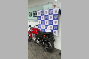 Motociclista é preso por manobra perigosa em avenida de Campos/ vídeo