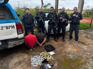Homem é preso e adolescente apreendido por tráfico em Maricá