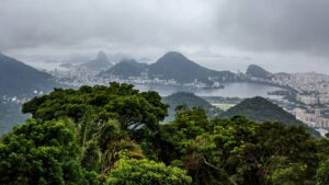 Eleitores devem enfrentar chuva no domingo? Veja a previsão para o Rio