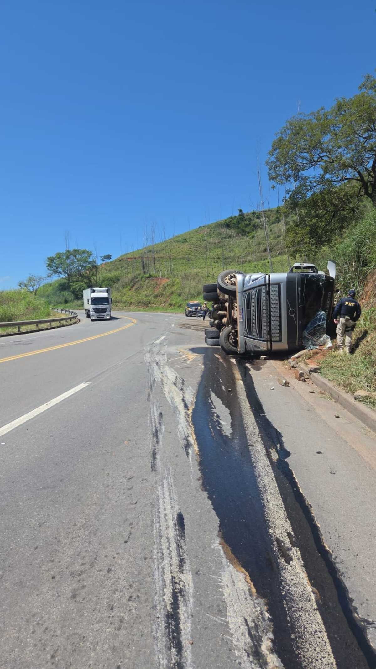 Carreta carregada com bovinos tomba na BR-393, em Sapucaia Carreta carregada com bovinos tomba na BR-393, em Sapucaia